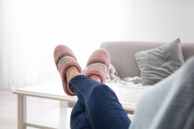 Genç kadın evde istirahat terlik