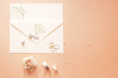 Zarflar, çiçek ve renk arka plan üzerinde işçiliği için öğeleri güzel kompozisyon
