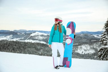 Snowboard kış Resort ile sportif kadın