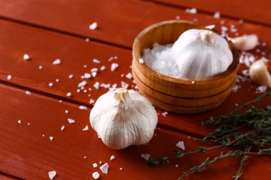 Sarımsak ve tuz ahşap tablo
