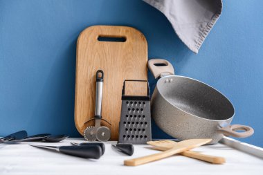 Mutfak gereçleri tablo renkli arka plan üzerinde kümesi