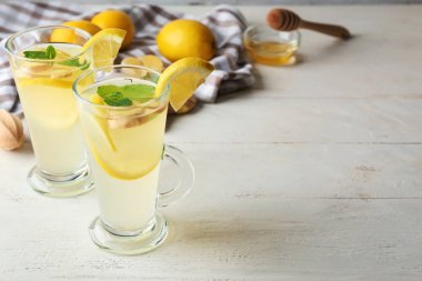 Masada taze limonata bardakları