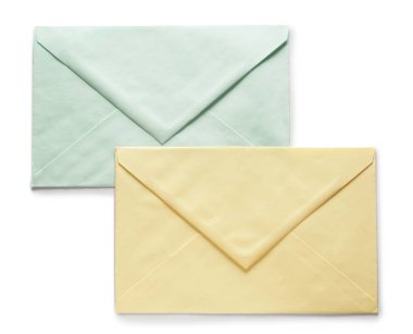 Beyaz arkaplanda kağıt zarflar