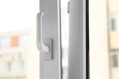 Modern açık metal-plastik pencere portre