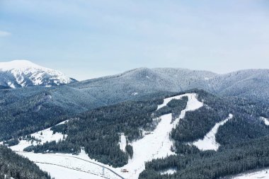 Dağlar kış gününde güzel manzara