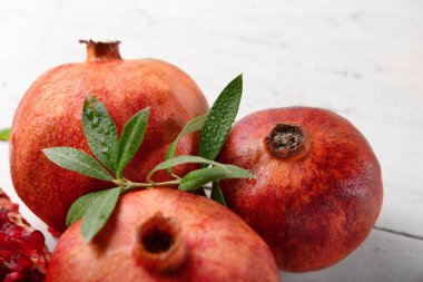 Olgun nar beyaz masada