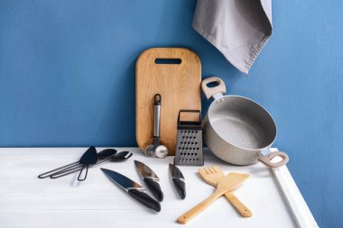 Mutfak gereçleri tablo renkli arka plan üzerinde kümesi