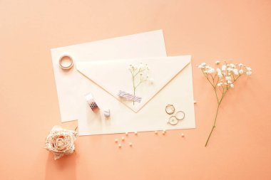 Zarflar, çiçek ve renk arka plan üzerinde işçiliği için öğeleri güzel kompozisyon