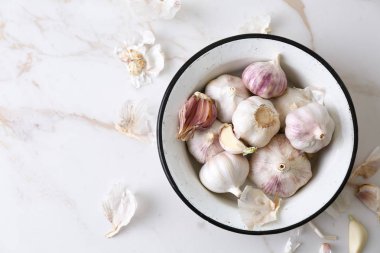 Açık renkli taze sarımsak ile kase