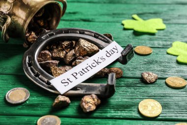 At nalı ve cin'ın hazine ahşap arka plan üzerinde St Patrick's günü kompozisyonu