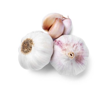 Beyaz arka planda taze sarımsak