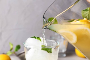 Taze limonata sürahi gelen cam içine dökme