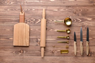 Ahşap arka planda mutfak gereçleri