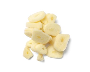 Beyaz zemin üzerine sarımsak kes