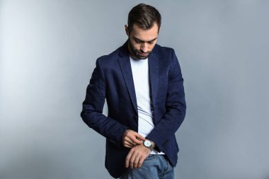 Gri arka plan üzerinde moda yakışıklı