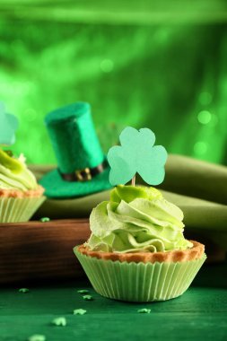 Renk tablosu üzerinde yonca ile pasta. Aziz Patrick günü kutlama