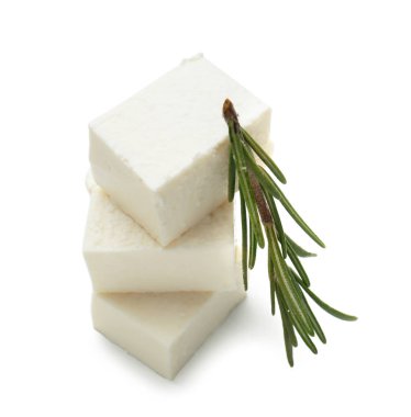 Beyaz arka planda lezzetli peynir.