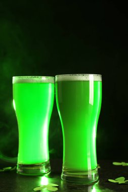 Kadeh tabloda yeşil bira. Aziz Patrick günü kutlama