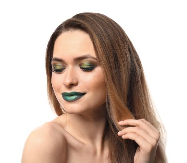 Beyaz arka plan üzerinde parlak makyaj ile güzel genç kadın