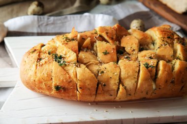 Lezzetli sarımsaklı ekmek masada