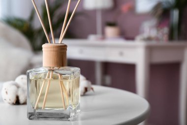 Odadaki masada Reed dağıtıcı