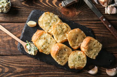 Lezzetli sarımsaklı ekmek masada