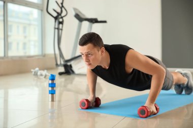 Spor salonunda eğitim sportif genç adam