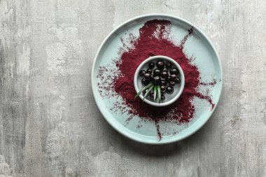 Acai toz ve açık renkli meyveleri ile plaka