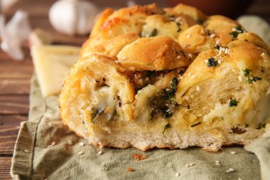 Tablo, closeup lezzetli sarımsaklı ekmek