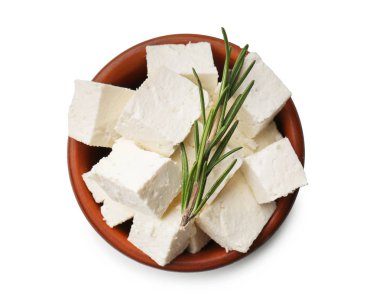 Beyaz zemin üzerine lezzetli peynir ile kase