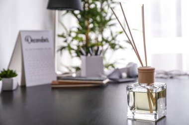 Odadaki masada Reed dağıtıcı