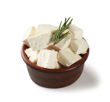 Beyaz zemin üzerine lezzetli peynir ile kase