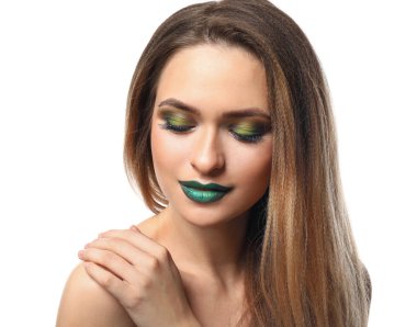 Beyaz arka plan üzerinde parlak makyaj ile güzel genç kadın