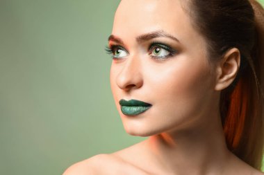 Parlak makyaj renk arka plan üzerinde olan güzel kadın