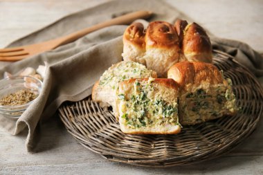 Masaya yaymak sarımsak ile lezzetli çörekler