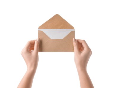 Beyaz arka plan üzerinde zarf ile eller