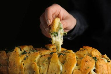 Kadın lezzetli sarımsaklı ekmek, tatlı yeme