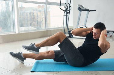 Spor salonunda eğitim sportif genç adam