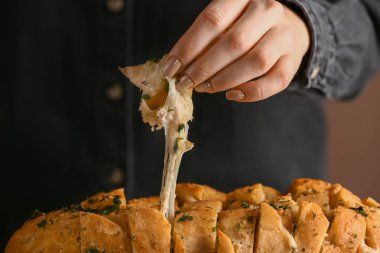 Kadın lezzetli sarımsaklı ekmek, tatlı yeme