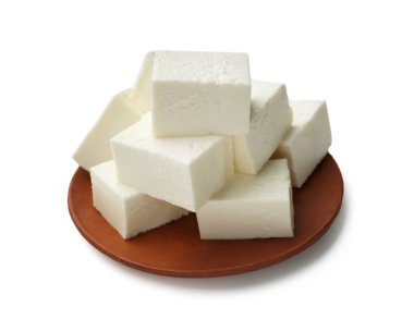 Lezzetli peynir beyaz arka plan üzerinde plaka