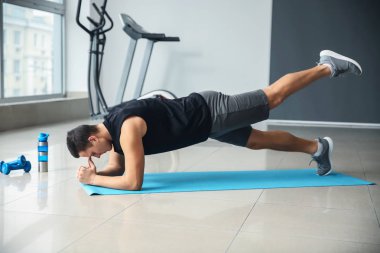 Spor salonunda eğitim sportif genç adam