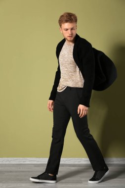 Renk duvara şık genç adam