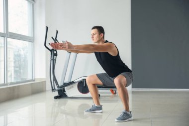 Spor salonunda eğitim sportif genç adam