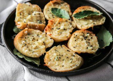 Lezzetli sarımsaklı ekmek masada, closeup ile pan