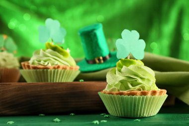 Renk tablosu üzerinde yonca ile pasta. Aziz Patrick günü kutlama