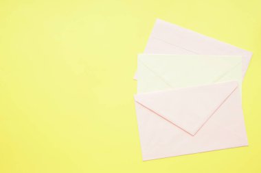 Renk arka plan üzerinde kağıt zarflar