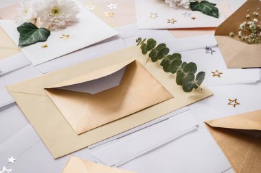 Zarflar ve masada çiçek dekorasyonu