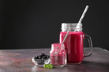 Mason kavanoza acai smoothie tablo ile