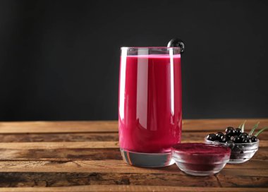 Acai smoothie ahşap masa üzerinde bardak