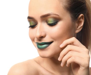 Beyaz arka plan üzerinde parlak makyaj ile güzel genç kadın